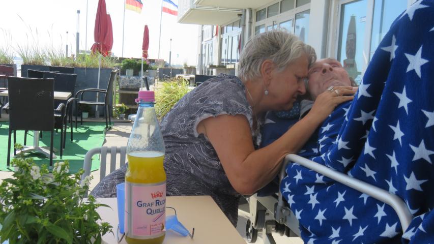 Marga umarmt Hajo